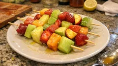 Bunte Obstspieße mit Zitronen-Honig-Marinade – so bleiben sie extra saftig